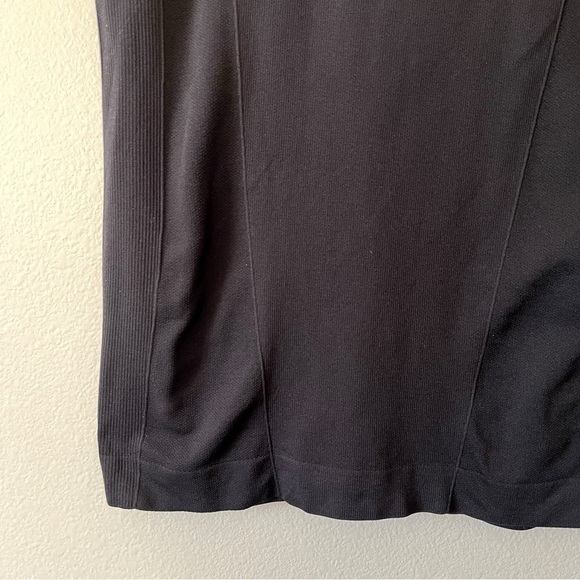 Oiselle Women’s Size Small Black Athletic Running Top Short Sleeve Crew Neck - Picture 3 of 6